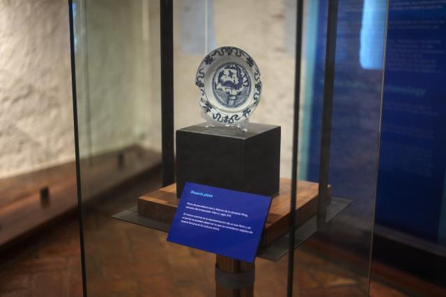 (261028) -- ACAPULCO, Oct. 28, 2026 (Xinhua) -- This photo taken on Oct. 27, 2026 shows a Chinese blue-and-white porcelain plate dating back to the Ming Dynasty on display at the Historical Museum of Acapulco Fort of San Diego in Acapulco, Guerrero state, Mexico. The port city of Acapulco on Mexico's Pacific coast was once a major hub for trade between Asia and the Americas. In 1565, a Spanish galleon sailing from the Philippines reached Acapulco, helping establish a trans-Pacific maritime route. For approximately 250 years, the Manila Galleon trade connected Manila in the Philippines with Acapulco in Mexico, carrying Chinese silk, porcelain, and other Asian goods to the Americas and transporting silver from the Americas to Asia. Traces of this historic maritime trade can still be found in Acapulco today, from the centuries-old Fort of San Diego and Chinese porcelain displayed in its museum to models of sailing ships and a monument commemorating the Manila Galleon. (Xinhua/Li Muzi)
