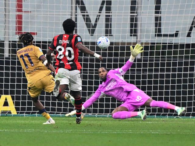 (261029) -- MILAN, Oct. 29, 2026 (Xinhua) -- Bologna's Samuel Mbangula (L) shoots to score during a Serie A football match between AC Milan and Bologna in Milan, Italy, Oct. 28, 2026. (Photo by Alberto Lingria/Xinhua)