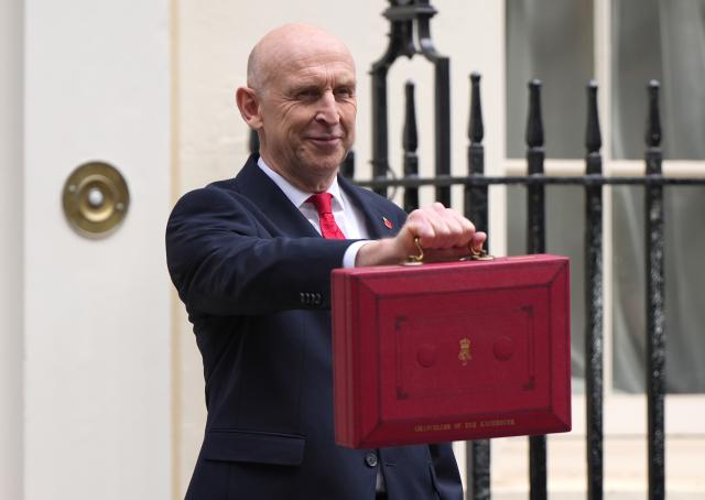 (261029) -- LONDON, Oct. 29, 2026 (Xinhua) -- British Chancellor of the Exchequer John Healey shows to the media the iconic red box that contains the Budget 2026 speech outside 11 Downing Street in London, Britain, Oct. 28, 2026. Britain would provide 10 billion pounds (13 billion U.S. dollars) of additional economic and military support to Ukraine, said British Chancellor of the Exchequer John Healey on Wednesday. (Xinhua/Zhang Feng)