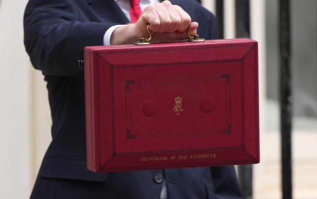 (261029) -- LONDON, Oct. 29, 2026 (Xinhua) -- British Chancellor of the Exchequer John Healey shows to the media the iconic red box that contains the Budget 2026 speech outside 11 Downing Street in London, Britain, Oct. 28, 2026. Britain would provide 10 billion pounds (13 billion U.S. dollars) of additional economic and military support to Ukraine, said British Chancellor of the Exchequer John Healey on Wednesday. (Xinhua/Zhang Feng)