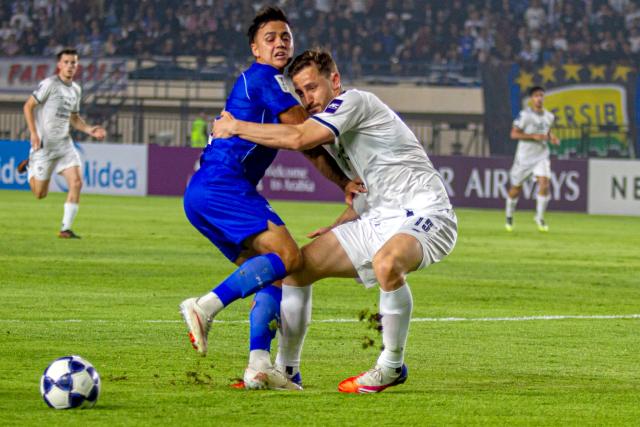 (261029) -- BANDUNG, Oct. 29, 2026 (Xinhua) -- Eliano Reijnders (L) of Persib Bandung vies with Thomas Lockyer of Melbourne Victory FC during the AFC Champions League Two preliminary stage football match between Persib Bandung of Indonesia and Melbourne Victory FC of Australia at Si Jalak Harupat Stadium in Bandung, Indonesia, Oct. 28, 2026. (Photo by Septianjar Muharam/Xinhua)