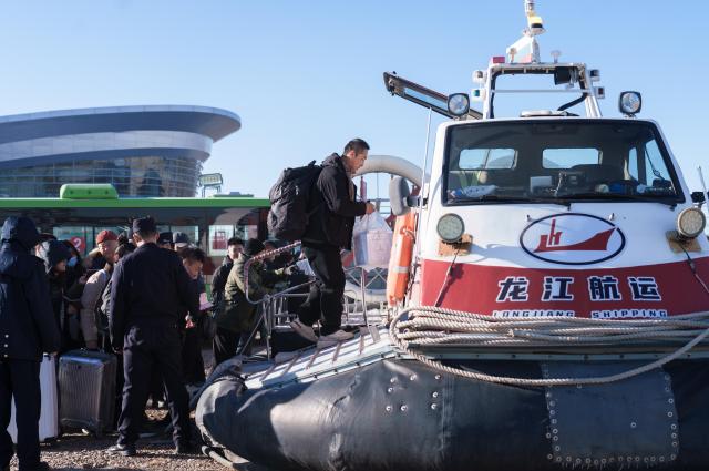 (261029) -- BEIJING, Oct. 29, 2026 (Xinhua) -- Outbound passengers board a hovercraft at the hovercraft wharf of Heihe Port in northeast China's Heilongjiang Province, Oct. 27, 2026. Heihe Port launched a seasonal hovercraft service to transport passengers between China and Russia on Tuesday. A one-way trip takes around two minutes. (Photo by Zhao Donglai/Xinhua)
