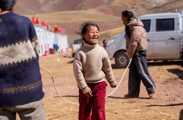 (261029) -- BEIJING, Oct. 29, 2026 (Xinhua) -- Children have fun in front of prefabricated houses at a resettlement site of a quake-hit village in Maru Township of Baqen County, Nagqu City, southwest China's Xizang Autonomous Region, on Oct. 28, 2026. (Xinhua/Tenzin Nyida)