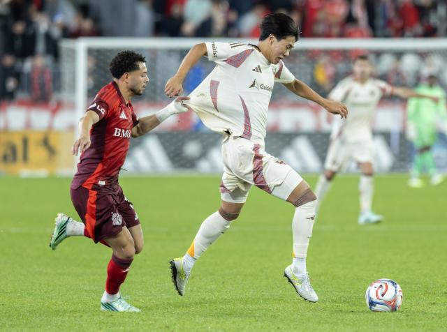 (261029) -- TORONTO, Oct. 29, 2026 (Xinhua) -- Matheus Pereira (L) of Toronto FC vies with Nono Kimito of D.C. United during the 2026 Major League Soccer(MLS) regular season football match between Toronto FC and D.C. United at BMO Field in Toronto, Canada, on Oct. 28, 2026. (Photo by Zou Zheng/Xinhua)