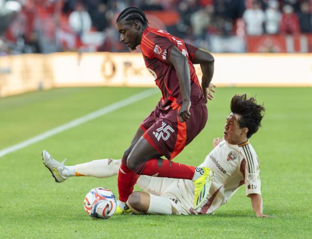 (261029) -- TORONTO, Oct. 29, 2026 (Xinhua) -- Nicksoen Gomis (front) of Toronto FC vies with Nono Kimito of D.C. United during the 2026 Major League Soccer(MLS) regular season football match between Toronto FC and D.C. United at BMO Field in Toronto, Canada, on Oct. 28, 2026. (Photo by Zou Zheng/Xinhua)