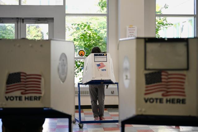 (261029) -- NEW YORK, Oct. 29, 2026 (Xinhua) -- A voter casts his ballot at a polling station in Queens, New York City, the United States, on Oct. 24, 2026. TO GO WITH "Feature: Rising living costs weigh on New Yorkers as midterms approach" (Photo by Ziyu Julian Zhu/Xinhua)