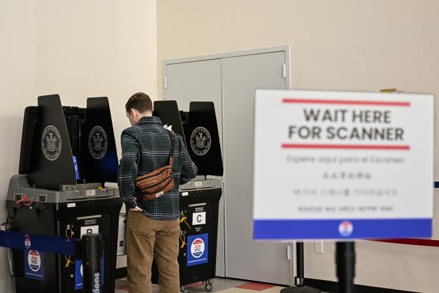 (261029) -- NEW YORK, Oct. 29, 2026 (Xinhua) -- A voter casts his ballot at a polling station in Queens, New York City, the United States, on Oct. 24, 2026. TO GO WITH "Feature: Rising living costs weigh on New Yorkers as midterms approach" (Photo by Ziyu Julian Zhu/Xinhua)