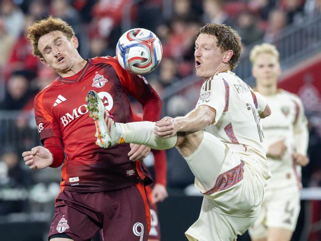 (261029) -- TORONTO, Oct. 29, 2026 (Xinhua) -- Josh Sargent (L) of Toronto FC vies with Kye Rowles of D.C. United during the 2026 Major League Soccer(MLS) regular season football match between Toronto FC and D.C. United at BMO Field in Toronto, Canada, on Oct. 28, 2026. (Photo by Zou Zheng/Xinhua)