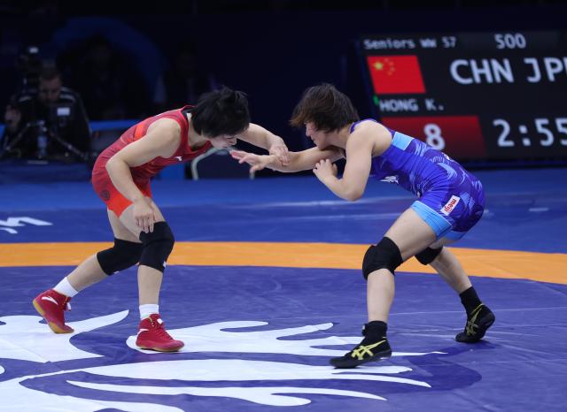 (261029) -- ASTANA, Oct. 29, 2026 (Xinhua) -- Hong Kexin (L) of China and Nagamoto Sena of Japan wrestle during the women's wrestling 57kg final at the 2026 Senior World Championships in Astana, Kazakhstan, Oct. 28, 2026. (Photo by Kalizhan Ospanov/Xinhua)