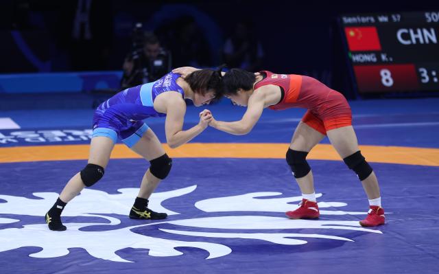(261029) -- ASTANA, Oct. 29, 2026 (Xinhua) -- Hong Kexin (R) of China and Nagamoto Sena of Japan wrestle during the women's wrestling 57kg final at the 2026 Senior World Championships in Astana, Kazakhstan, Oct. 28, 2026. (Photo by Kalizhan Ospanov/Xinhua)