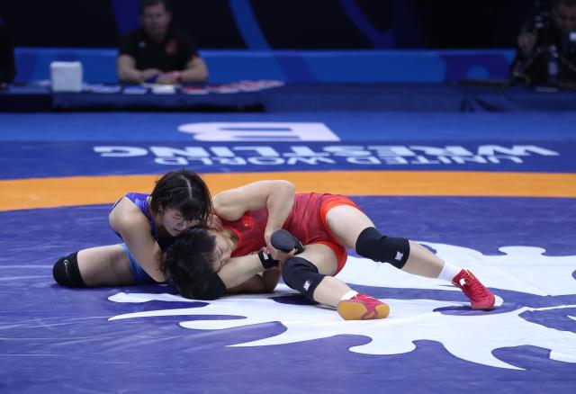 (261029) -- ASTANA, Oct. 29, 2026 (Xinhua) -- Hong Kexin (R) of China and Nagamoto Sena of Japan wrestle during the women's wrestling 57kg final at the 2026 Senior World Championships in Astana, Kazakhstan, Oct. 28, 2026. (Photo by Kalizhan Ospanov/Xinhua)