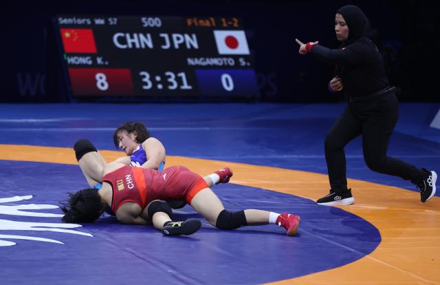 (261029) -- ASTANA, Oct. 29, 2026 (Xinhua) -- Hong Kexin (front) of China and Nagamoto Sena of Japan wrestle during the women's wrestling 57kg final at the 2026 Senior World Championships in Astana, Kazakhstan, Oct. 28, 2026. (Photo by Kalizhan Ospanov/Xinhua)
