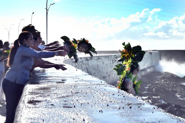 (261029) -- HAVANA, Oct. 29, 2026 (Xinhua) -- People throw flowers into the sea during a ceremony commemorating Camilo Cienfuegos in Havana, capital of Cuba, on Oct. 28, 2026. Cuba marked the 67th anniversary of the death of Camilo Cienfuegos. Cienfuegos, along with Fidel Castro and Che Guevara, are the three chief commanders of the Cuban revolution. He died in a flight accident at the age of 27. (Photo by Joaquin Hernandez/Xinhua)