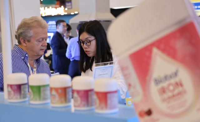 (261029) -- LAS VEGAS, Oct. 29, 2026 (Xinhua) -- People visit the Chinese brands exhibition area during the SupplySide Global 2026 in Las Vegas, Nevada, the United States, on Oct. 28, 2026. SupplySide Global, North America's leading dietary supplement event, opened its expo hall on Wednesday in Las Vegas, the U.S. state of Nevada, bringing together industry professionals from around the world to explore the latest ingredients, products and solutions in the health and nutrition sectors. (Photo by Zeng Hui/Xinhua)