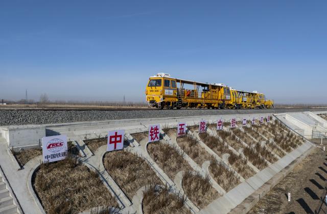 (261029) -- JIAMUSI, Oct. 29, 2026 (Xinhua) -- A drone photo taken on Oct. 29, 2026 shows the construction site of the Tongjiang grand bridge in northeast China's Heilongjiang Province. The Tongjiang grand bridge, part of the capacity expansion and renovation project for the Jiamusi-Tongjiang Railway, completed its track laying on Thursday.
  The project is expected to triple the line's train handling capacity, boosting cargo transport of the China-Europe Railway Express. (Xinhua/Wang Song)