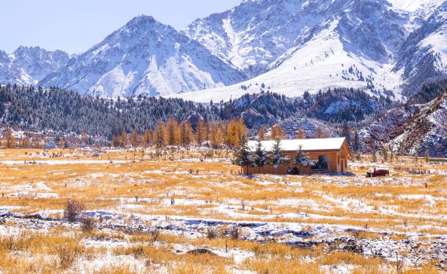 (261029) -- LANZHOU, Oct. 29, 2026 (Xinhua) -- This photo taken on Oct. 18, 2026 shows the autumn scenery of the Qilian Mountains after a snowfall in Zhangye, northwest China's Gansu Province. (Photo by Yang Xiao/Xinhua)