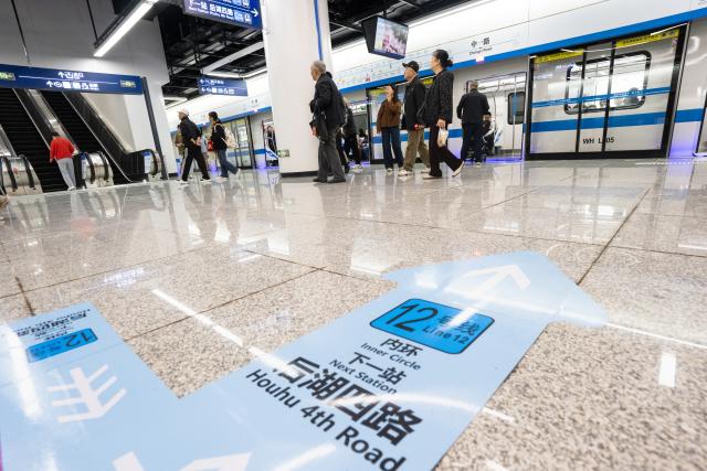 (261029) -- WUHAN, Oct. 29, 2026 (Xinhua) -- Passengers are pictured at a station of the Wuhan Metro Line 12 in Wuhan, central China's Hubei Province, Oct. 29, 2026.
  China's longest subway loop line, the Wuhan Metro Line 12, started full line operation on Thursday. The 59.9-km line has 37 stations and stretches across seven administrative districts of the city. 
  By far, the total mileage of Wuhan Metro in operation has exceeded 581 kilometers. (Xinhua/Xiao Yijiu)