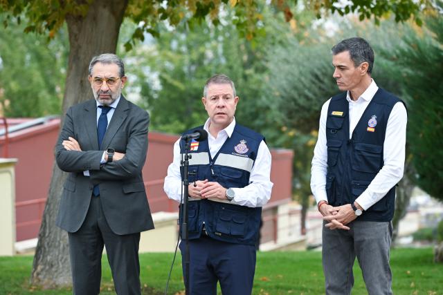 (261029) -- MADRID, Oct. 29, 2026 (Xinhua) -- Emiliano Garcia-Page (C), president of Spain's Castilla-La Mancha region, speaks at a press conference after a meeting at the 112 emergency center in Toledo province, Spain, Oct. 29, 2026. The death toll from Wednesday's train collision in Spain's Toledo province, south of Madrid, has risen to 69, while more than a dozen people remain hospitalized in critical condition, Emiliano Garcia-Page, president of Spain's Castilla-La Mancha region, said Thursday.
  TO GO WITH "Death toll from Spain train collision rises to 69" (Photo by Gustavo Valiente/Xinhua)