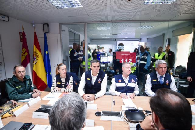 (261029) -- MADRID, Oct. 29, 2026 (Xinhua) -- Spanish Prime Minister Pedro Sanchez (C) attends a meeting at the 112 emergency center in Toledo province, Spain, Oct. 29, 2026. The death toll from Wednesday's train collision in Spain's Toledo province, south of Madrid, has risen to 69, while more than a dozen people remain hospitalized in critical condition, Emiliano Garcia-Page, president of Spain's Castilla-La Mancha region, said Thursday.
  TO GO WITH "Death toll from Spain train collision rises to 69" (Photo by Gustavo Valiente/Xinhua)