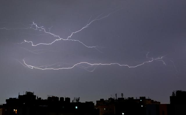 (261029) -- HAWALLI GOVERNORATE, Oct. 29, 2026 (Xinhua) -- This photo taken on Oct. 29, 2026 shows the lightning over the buildings in Hawalli Governorate, Kuwait. (Photo by Asad/Xinhua)