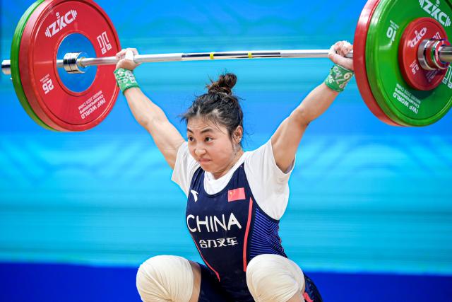 (261029) -- NINGBO, Oct. 29, 2026 (Xinhua) -- Zhang Haiqin of China competes during the women's 53kg snatch event at the 2026 IWF World Championships in Ningbo, east China's Zhejiang Province, Oct. 29, 2026. (Xinhua/Jiang Han)