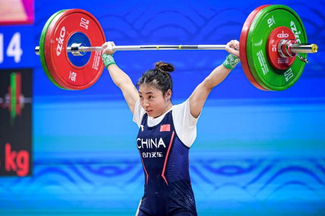 (261029) -- NINGBO, Oct. 29, 2026 (Xinhua) -- Zhang Haiqin of China competes during the women's 53kg snatch event at the 2026 IWF World Championships in Ningbo, east China's Zhejiang Province, Oct. 29, 2026. (Xinhua/Jiang Han)