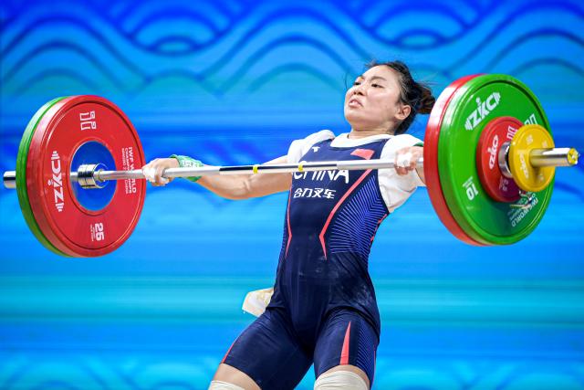 (261029) -- NINGBO, Oct. 29, 2026 (Xinhua) -- Zhang Haiqin of China competes during the women's 53kg snatch event at the 2026 IWF World Championships in Ningbo, east China's Zhejiang Province, Oct. 29, 2026. (Xinhua/Jiang Han)