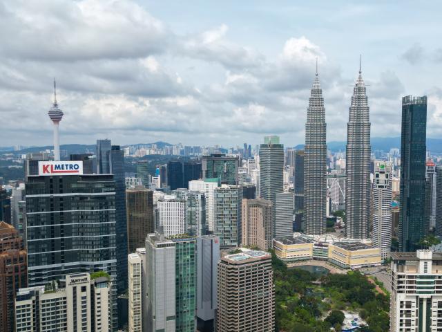 (261029) -- KUALA LUMPUR, Oct. 29, 2026 (Xinhua) -- A drone photo taken on Oct. 29, 2026 shows a view of downtown Kuala Lumpur, Malaysia. (Xinhua/Chen Zeguo)