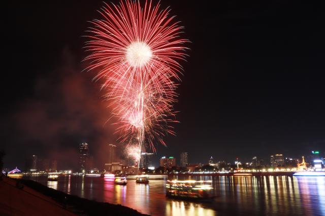 (261029) -- PHNOM PENH, Oct. 29, 2026 (Xinhua) -- A fireworks display is staged to celebrate the 22nd anniversary of King Norodom Sihamoni's coronation in Phnom Penh, Cambodia, on Oct. 29, 2026. Cambodia on Thursday celebrated the 22nd anniversary of King Norodom Sihamoni's coronation with religious ceremonies, official blessings, and a public fireworks display. (Photo by Sovannara/Xinhua)