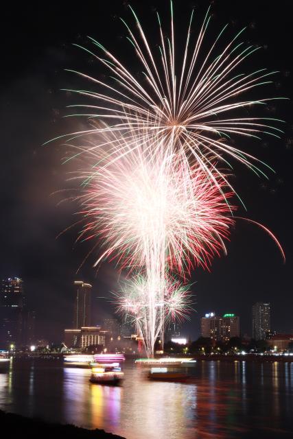 (261029) -- PHNOM PENH, Oct. 29, 2026 (Xinhua) -- A fireworks display is staged to celebrate the 22nd anniversary of King Norodom Sihamoni's coronation in Phnom Penh, Cambodia, on Oct. 29, 2026. Cambodia on Thursday celebrated the 22nd anniversary of King Norodom Sihamoni's coronation with religious ceremonies, official blessings, and a public fireworks display. (Photo by Sovannara/Xinhua)