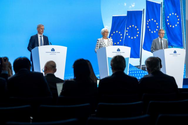 (261029) -- FRANKFURT, Oct. 29, 2026 (Xinhua) -- European Central Bank (ECB) President Christine Lagarde (C, back) attends a press conference at the ECB headquarters in Frankfurt, Germany, Oct. 29, 2026. The European Central Bank (ECB) announced on Thursday that it would leave its key interest rates unchanged. (ECB/Handout via Xinhua)
