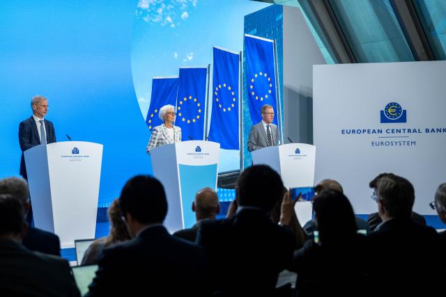 (261029) -- FRANKFURT, Oct. 29, 2026 (Xinhua) -- European Central Bank (ECB) President Christine Lagarde (C, back) attends a press conference at the ECB headquarters in Frankfurt, Germany, Oct. 29, 2026. The European Central Bank (ECB) announced on Thursday that it would leave its key interest rates unchanged. (ECB/Handout via Xinhua)