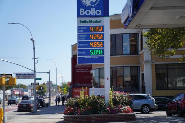 (261029) -- NEW YORK, Oct. 29, 2026 (Xinhua) -- This file photo taken on Sept. 4, 2026 shows the gasoline price at a gas station in New York, the United States. U.S. inflation accelerated in September as consumers paid more for gasoline and other energy goods, according to data released by the U.S. Bureau of Economic Analysis (BEA) on Oct. 29, 2026. (Xinhua/Zhang Fengguo)