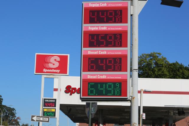 (261029) -- NEW YORK, Oct. 29, 2026 (Xinhua) -- This file photo taken on Sept. 15, 2026 shows the gasoline price at a gas station in New York, the United States. U.S. inflation accelerated in September as consumers paid more for gasoline and other energy goods, according to data released by the U.S. Bureau of Economic Analysis (BEA) on Oct. 29, 2026. (Xinhua/Zhang Fengguo)
