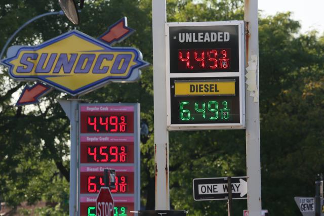 (261029) -- NEW YORK, Oct. 29, 2026 (Xinhua) -- This file photo taken on Sept. 15, 2026 shows the gasoline price at a gas station in New York, the United States. U.S. inflation accelerated in September as consumers paid more for gasoline and other energy goods, according to data released by the U.S. Bureau of Economic Analysis (BEA) on Oct. 29, 2026. (Xinhua/Zhang Fengguo)