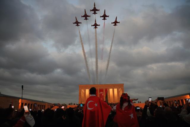(261029) -- ANKARA, Oct. 29, 2026 (Xinhua) -- Aircraft perform over Anitkabir, the mausoleum of the founder of Turkish Republic Mustafa Kemal Ataturk, to celebrate the Republic Day in Ankara, Türkiye, Oct. 29, 2026. (Mustafa Kaya/Handout via Xinhua)