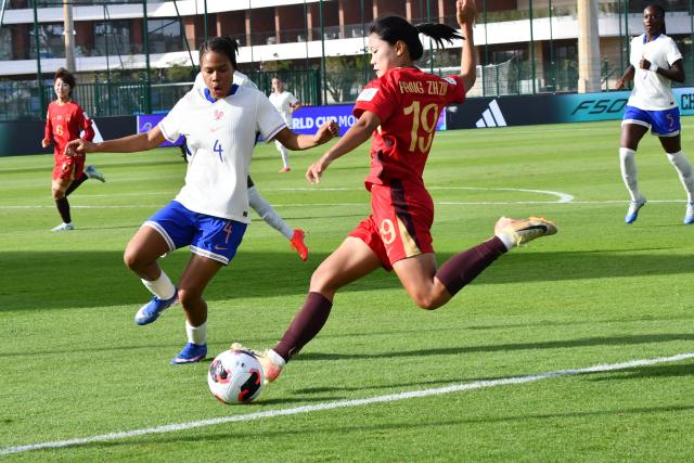 (261030) -- RABAT, Oct. 30, 2026 (Xinhua) -- Fang Zhenzhu (front R) of China shoots against Melissa Esdras of France during the round of 16 match between China and France at the FIFA U-17 Women's World Cup, in Rabat, Morocco, on Oct. 29, 2026. (Photo by Aissa/Xinhua)