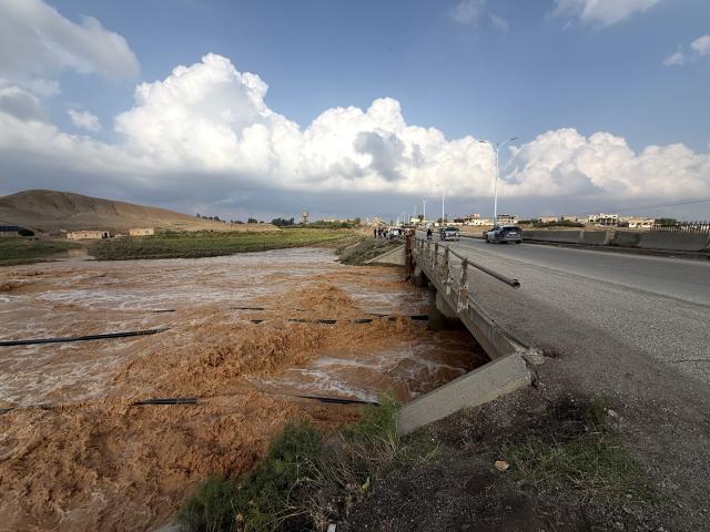 (261030) -- RAQQA, Oct. 30, 2026 (Xinhua) -- This photo taken with a mobile phone shows floodwater surging through a waterway in Raqqa, Syria, Oct. 29, 2026. At least four people, including two children, have been reported dead amid heavy rainfall and flash floods across several Syrian provinces, while hundreds of families have been forced to leave displacement camps, local media and authorities said Thursday.
  TO GO WITH "At least 4 reported dead as floods sweep across Syria" (Str/Xinhua)