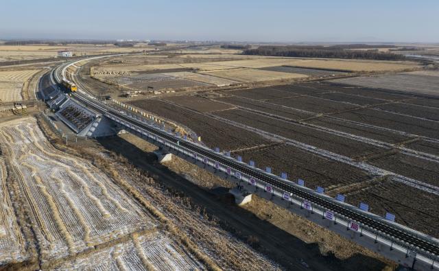 (261030) -- BEIJING, Oct. 30, 2026 (Xinhua) -- An aerial drone photo taken on Oct. 29, 2026 shows the construction site of the Tongjiang grand bridge in northeast China's Heilongjiang Province. The Tongjiang grand bridge, part of the capacity expansion and renovation project for the Jiamusi-Tongjiang Railway, completed its track laying on Thursday.
  The project is expected to triple the line's train handling capacity, boosting cargo transport of the China-Europe Railway Express. (Xinhua/Wang Song)