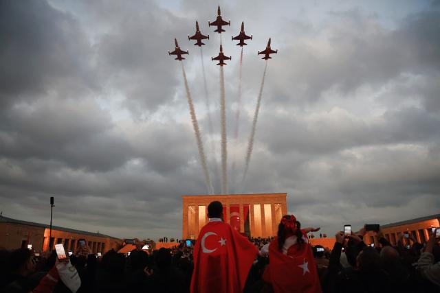 (261030) -- BEIJING, Oct. 30, 2026 (Xinhua) -- Aircraft perform over Anitkabir, the mausoleum of the founder of Turkish Republic Mustafa Kemal Ataturk, to celebrate the Republic Day in Ankara, Türkiye, Oct. 29, 2026. (Mustafa Kaya/Handout via Xinhua)