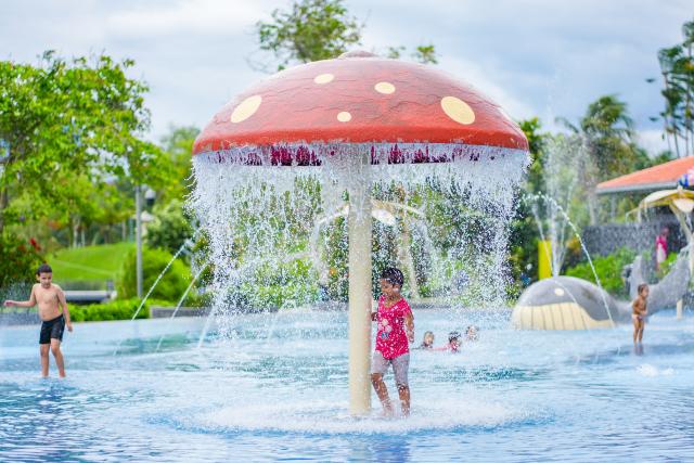 (261030) -- BEIJING, Oct. 30, 2026 (Xinhua) -- Children enjoy themselves at a park in Kuala Lumpur, Malaysia, Oct. 29, 2026. (Xinhua/Chen Zeguo)