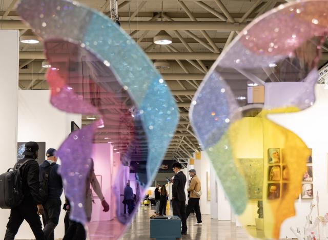 (261030) -- TORONTO, Oct. 30, 2026 (Xinhua) -- People visit Art Toronto 2026 in Toronto, Canada, on Oct. 29, 2026. Featuring artworks from over 100 galleries, as well as installations, project spaces and more, the annual art fair runs here from Thursday to Sunday. (Photo by Zou Zheng/Xinhua)