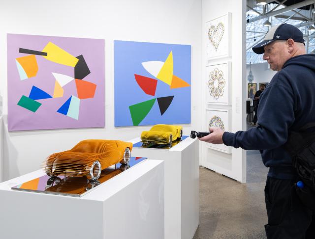 (261030) -- TORONTO, Oct. 30, 2026 (Xinhua) -- A man films an artwork on display at Art Toronto 2026 in Toronto, Canada, on Oct. 29, 2026. Featuring artworks from over 100 galleries, as well as installations, project spaces and more, the annual art fair runs here from Thursday to Sunday. (Photo by Zou Zheng/Xinhua)