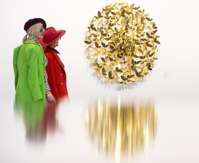 (261030) -- TORONTO, Oct. 30, 2026 (Xinhua) -- Visitors view artworks on display at Art Toronto 2026 in Toronto, Canada, on Oct. 29, 2026. Featuring artworks from over 100 galleries, as well as installations, project spaces and more, the annual art fair runs here from Thursday to Sunday. (Photo by Zou Zheng/Xinhua)