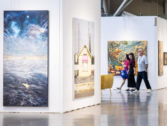 (261030) -- TORONTO, Oct. 30, 2026 (Xinhua) -- People visit Art Toronto 2026 in Toronto, Canada, on Oct. 29, 2026. Featuring artworks from over 100 galleries, as well as installations, project spaces and more, the annual art fair runs here from Thursday to Sunday. (Photo by Zou Zheng/Xinhua)