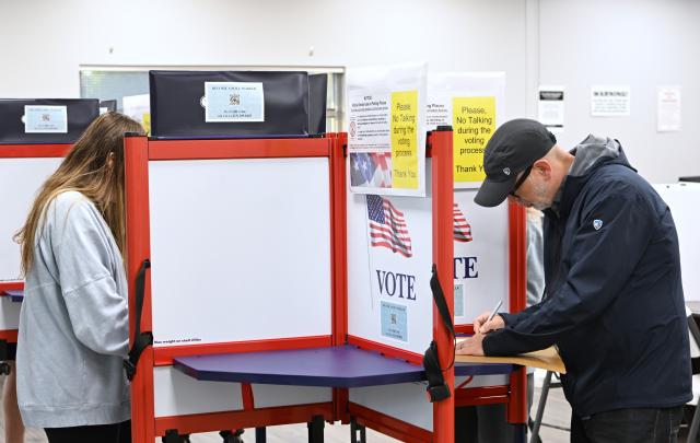 (261030) -- CHATTANOOGA, Oct. 30, 2026 (Xinhua) -- People fill out their ballots at a polling station in Chattanooga, Tennessee, the United States, on Oct. 29, 2026, days before the U.S. Midterm Election Day, which falls on Nov. 3. (Xinhua/Li Rui)