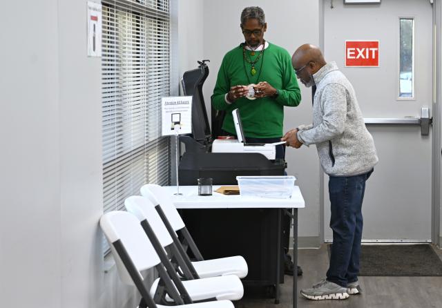 (261030) -- CHATTANOOGA, Oct. 30, 2026 (Xinhua) -- A man casts his ballot at a polling station in Chattanooga, Tennessee, the United States, on Oct. 29, 2026, days before the U.S. Midterm Election Day, which falls on Nov. 3. (Xinhua/Li Rui)