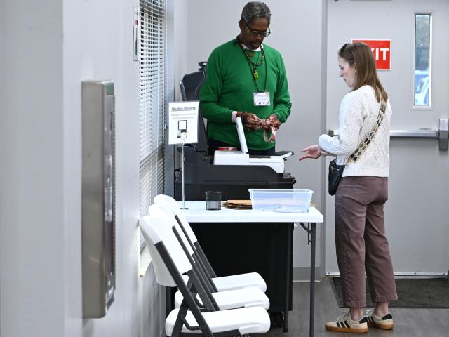 (261030) -- CHATTANOOGA, Oct. 30, 2026 (Xinhua) -- A woman casts her ballot at a polling station in Chattanooga, Tennessee, the United States, on Oct. 29, 2026, days before the U.S. Midterm Election Day, which falls on Nov. 3. (Xinhua/Li Rui)