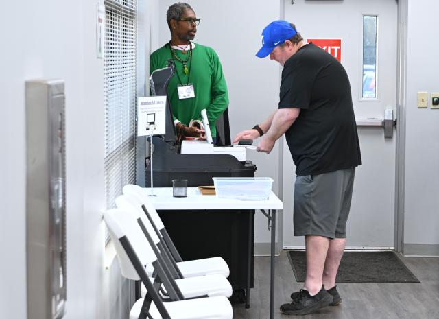 (261030) -- CHATTANOOGA, Oct. 30, 2026 (Xinhua) -- A man casts his ballot at a polling station in Chattanooga, Tennessee, the United States, on Oct. 29, 2026, days before the U.S. Midterm Election Day, which falls on Nov. 3. (Xinhua/Li Rui)