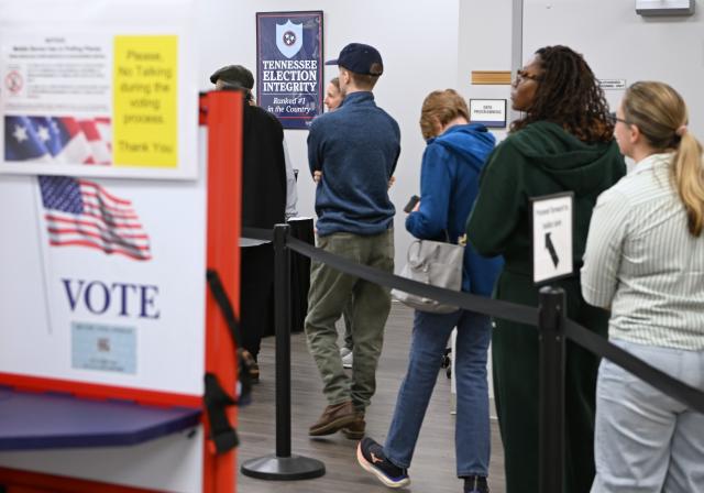 (261030) -- CHATTANOOGA, Oct. 30, 2026 (Xinhua) -- People line up to register for early voting at a polling station in Chattanooga, Tennessee, the United States, on Oct. 29, 2026, days before the U.S. Midterm Election Day, which falls on Nov. 3. (Xinhua/Li Rui)
